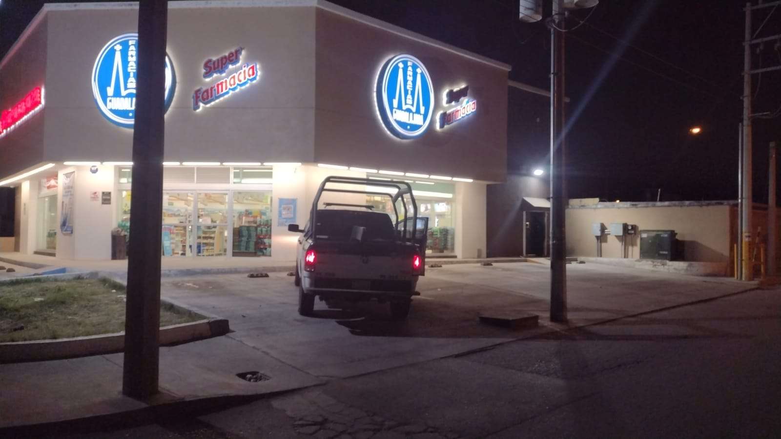 Apedrean farmacia en Paseos Quinta Real
