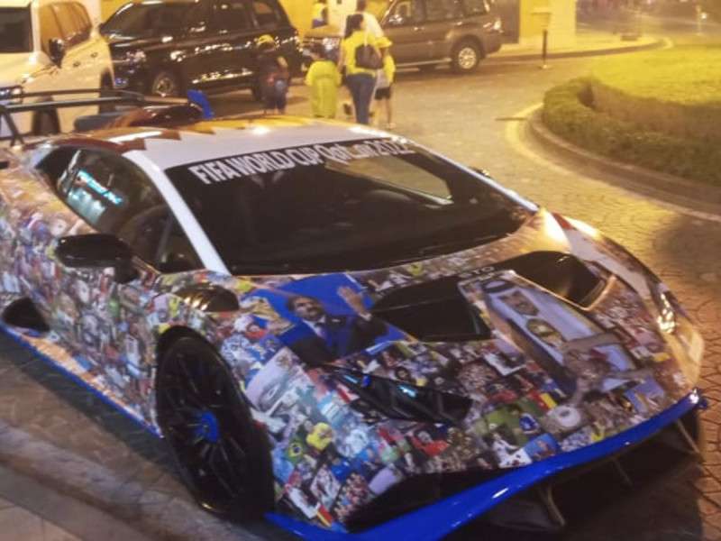 Un aficionado tunea su Lambo de 7 millones de pesos con estampitas del  Mundial | La Opción de Chihuahua