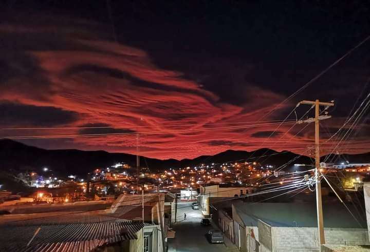 Atribuyen en Santa Bárbara cielo rojo al efectos del volcán de Hawái