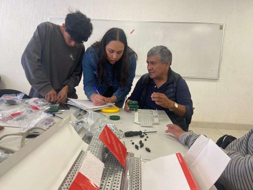 Capacitan a docentes y estudiantes de la UT Paso del Norte en robótica ...