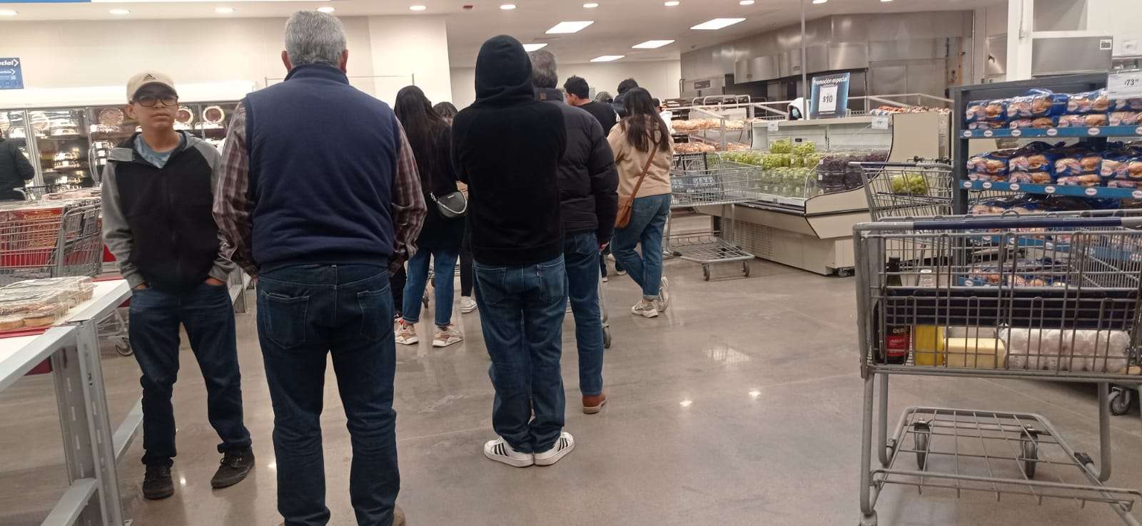 Abarrotan chihuahuenses Costco y Sam's en busca de panecitos La