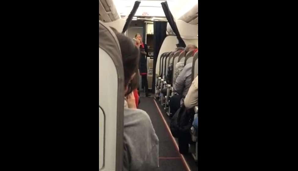 VIDEO: Azafata canta en vuelo villancico de Carey