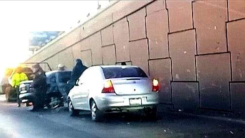 Choca contra muro de contención en el Periférico