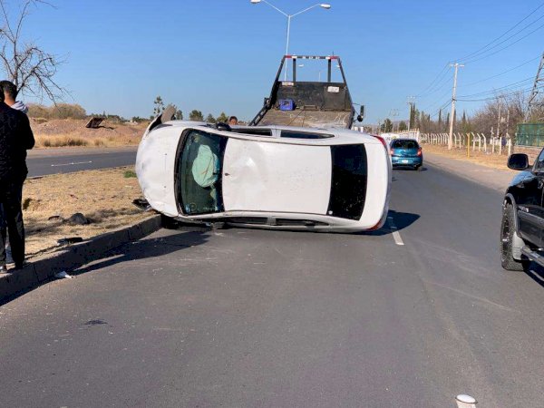 Pierde el control del volante, choca y vuelca | La Opción de Chihuahua