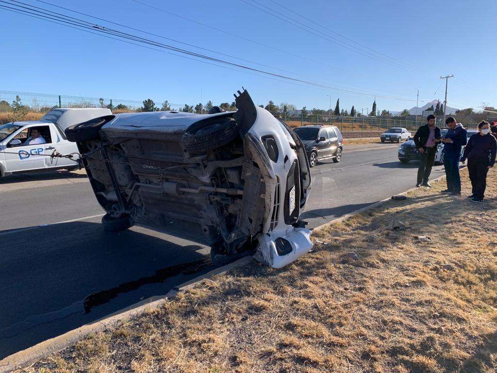 Pierde el control del volante, choca y vuelca | La Opción de Chihuahua