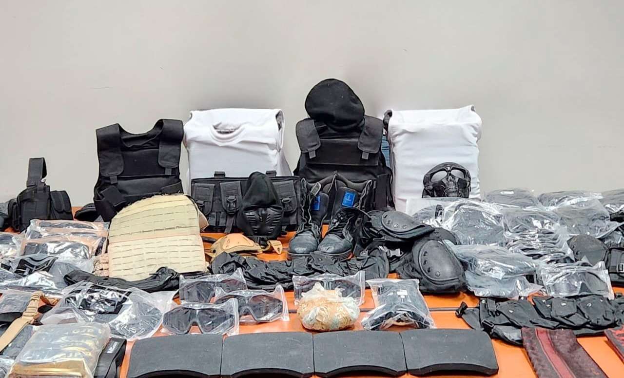 Capturan a dos hombres en posesión de droga, cargadores de armas y ...