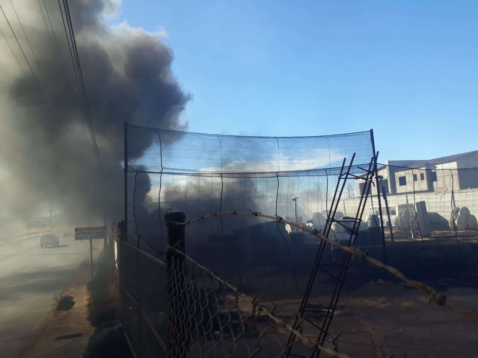 Genera incendio densa columna de humo | La Opción de Chihuahua