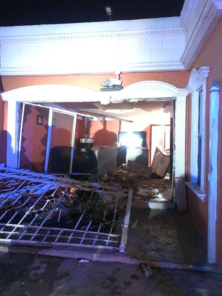 Agresivo sujeto golpea a su esposa en fiesta y destruye casa ajena 