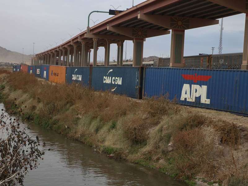 Matan a pedradas a dos mexicanos en frontera con EU