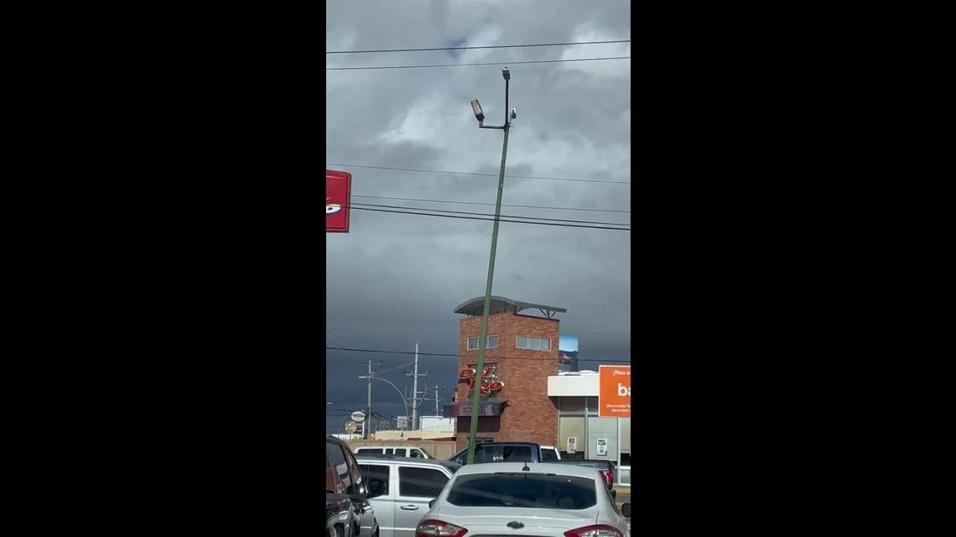 Tambalea viento arbotante en estacionamiento; queda a punto de caer