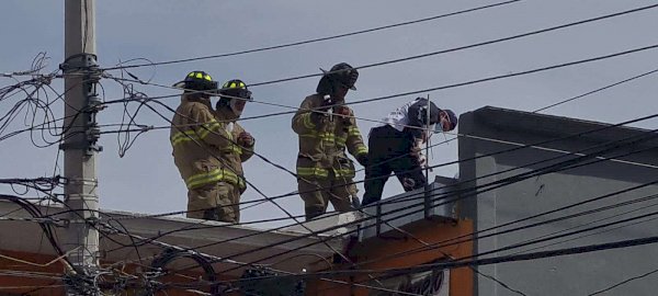 Recibe trabajador descarga eléctrica en el techo de una vivienda | La ...