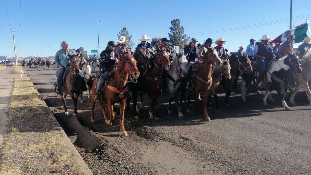 Sortea cabalgata baches y hoyancos en Nuevo Casas Grandes
