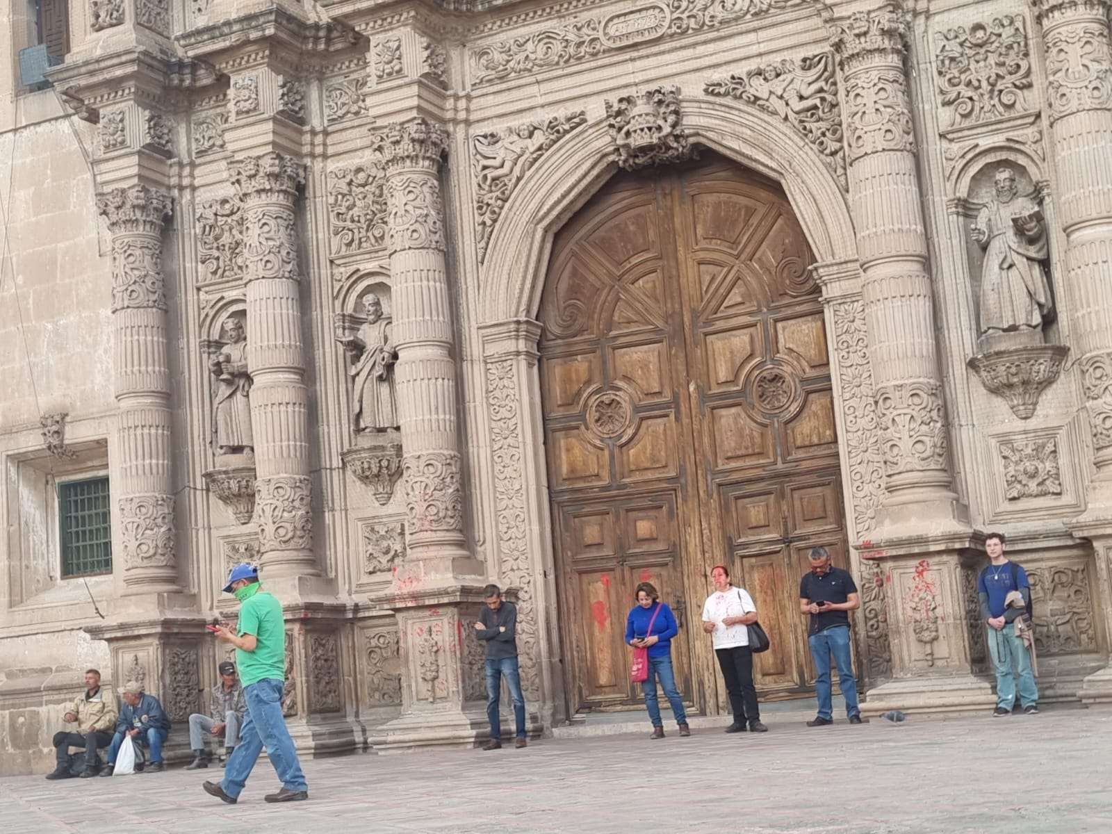 Rayonearon también la Catedral y les echaron pintura en la cara a los fieles 