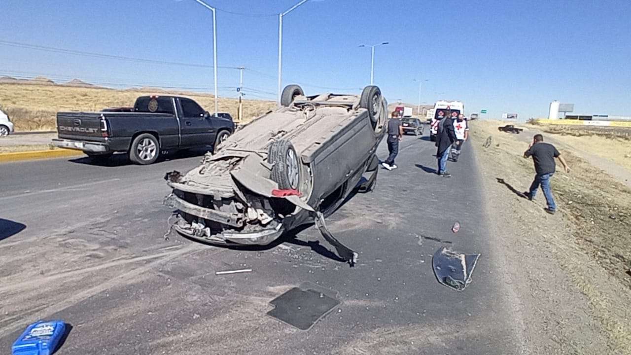 Vuelca vehículo tras chocar contra poste en carretera a Juárez | La ...
