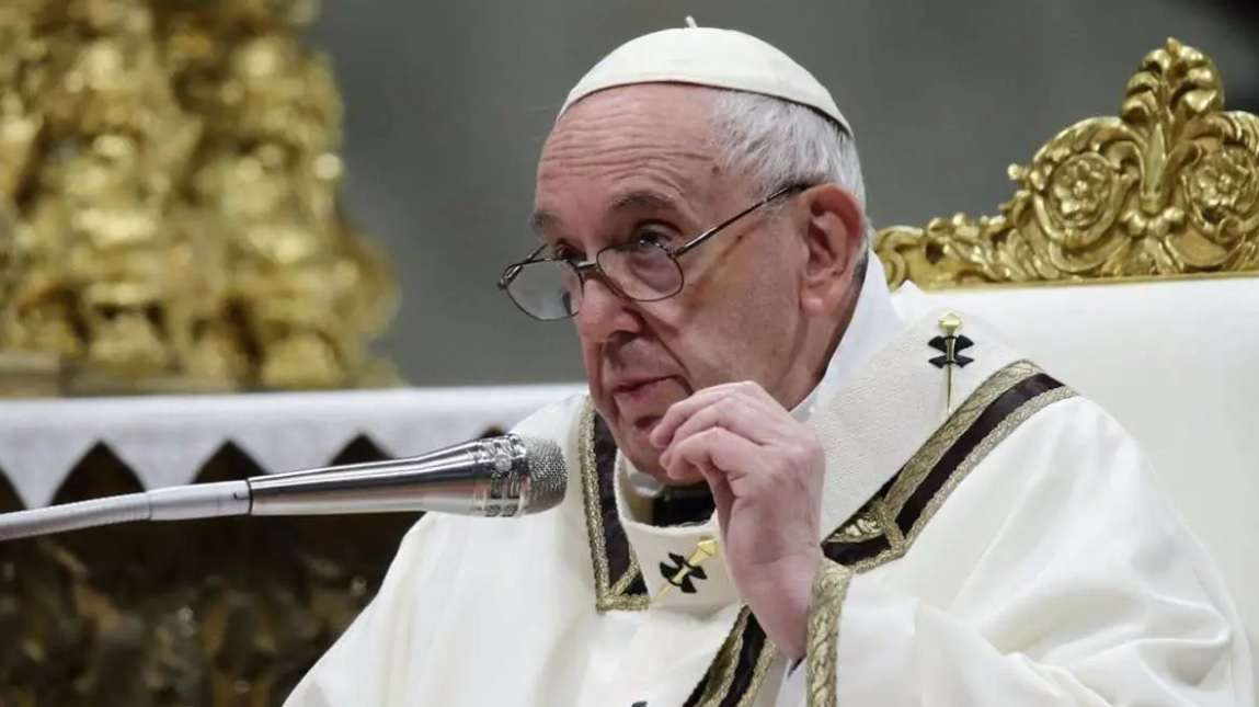 Abre el Papa la puerta a revisar el celibato sacerdotal y dice que a veces puede llevar a un machismo