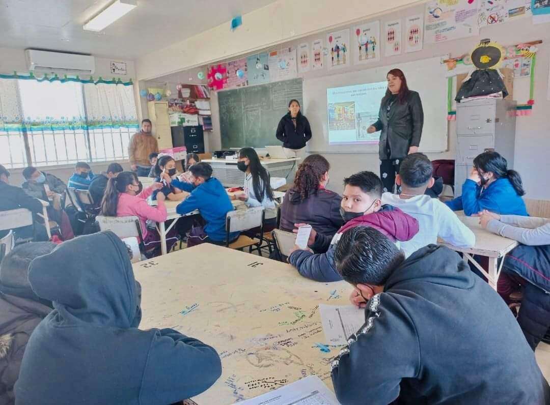 Atiende estudiantes con el
programa "Sin Tanto Rollo"