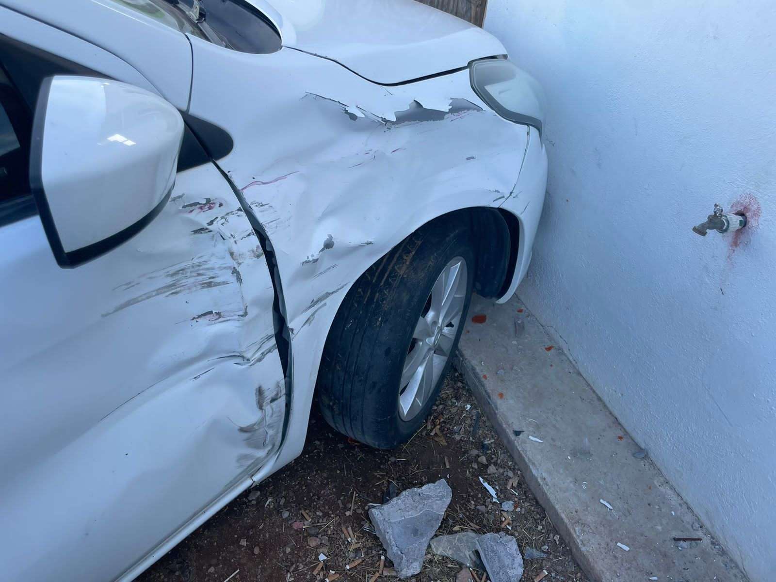 Pierde el control de su auto y choca contra un domicilio | La Opción de ...