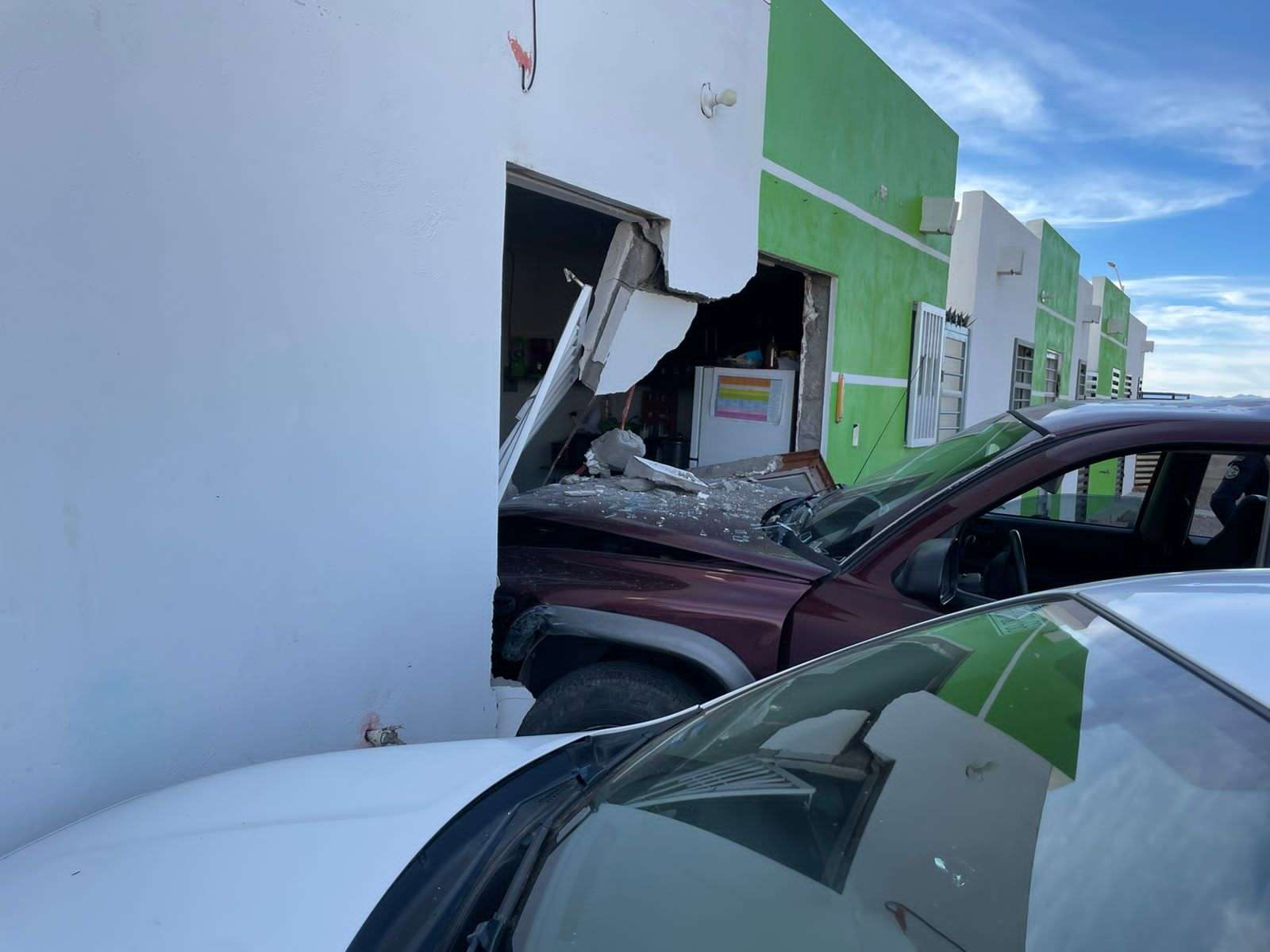 Pierde el control de su auto y choca contra un domicilio | La Opción de ...