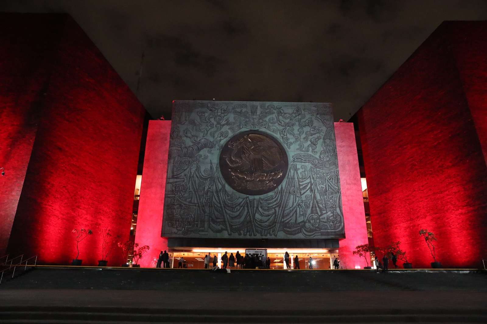 Iluminan Cámara de Diputados de color rojo por el Día Mundial de la Tuberculosis