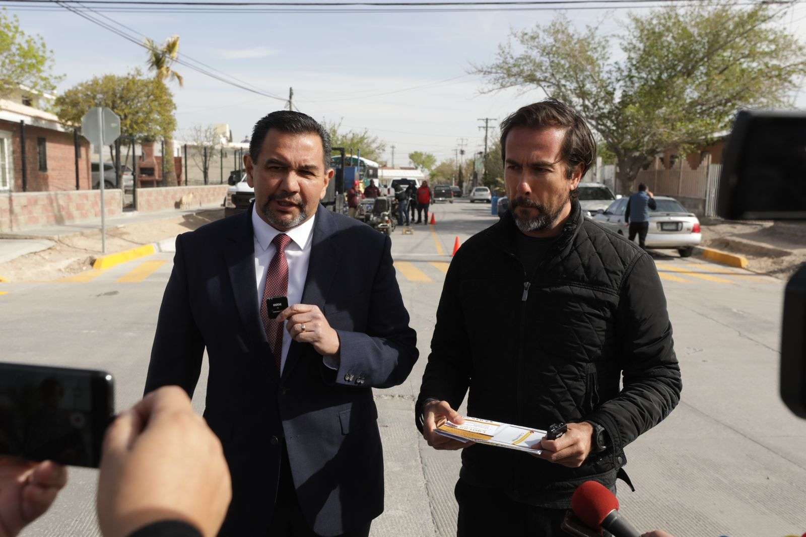 Reciben vecinos de La Cuesta obras de pavimentación de la calle Sierra Mazapil