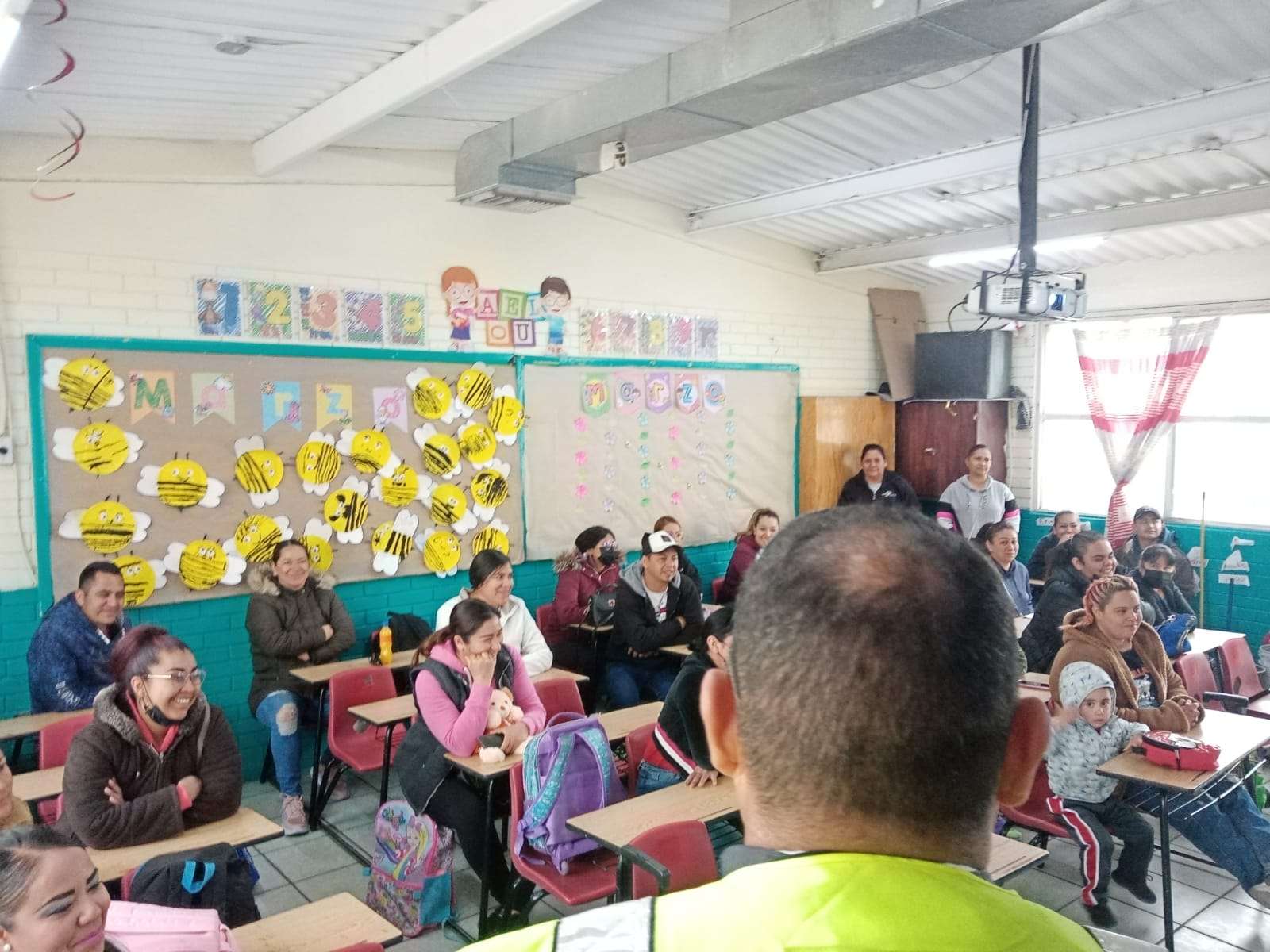 Capacitan en tema de brigadas escolares a padres de la primaria Amado Nervo