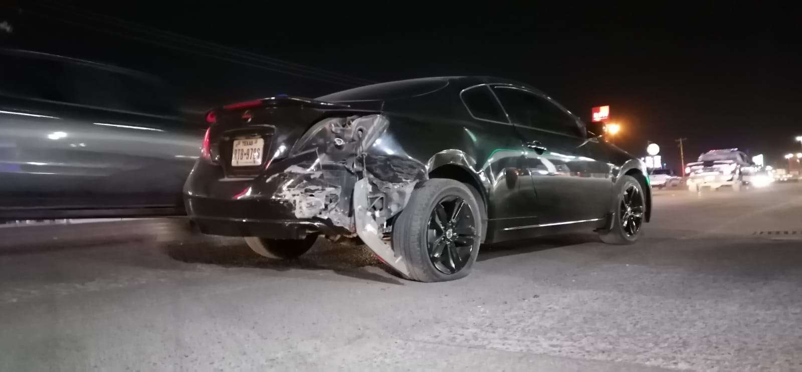 Choca vs auto e impacta anuncio y puesto de lotería tras persecución ...