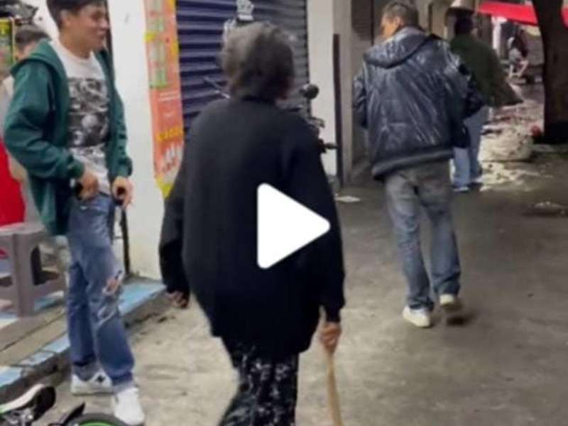 Vídeo: Lo saca su mamá a tablazos de las micheladas