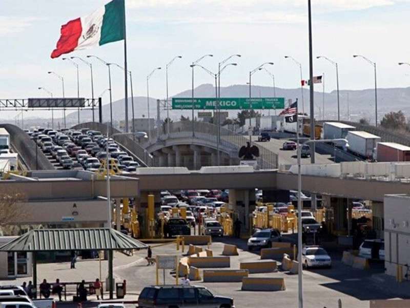 Migrantes y cierres crean caos en puentes internacionales de Juárez