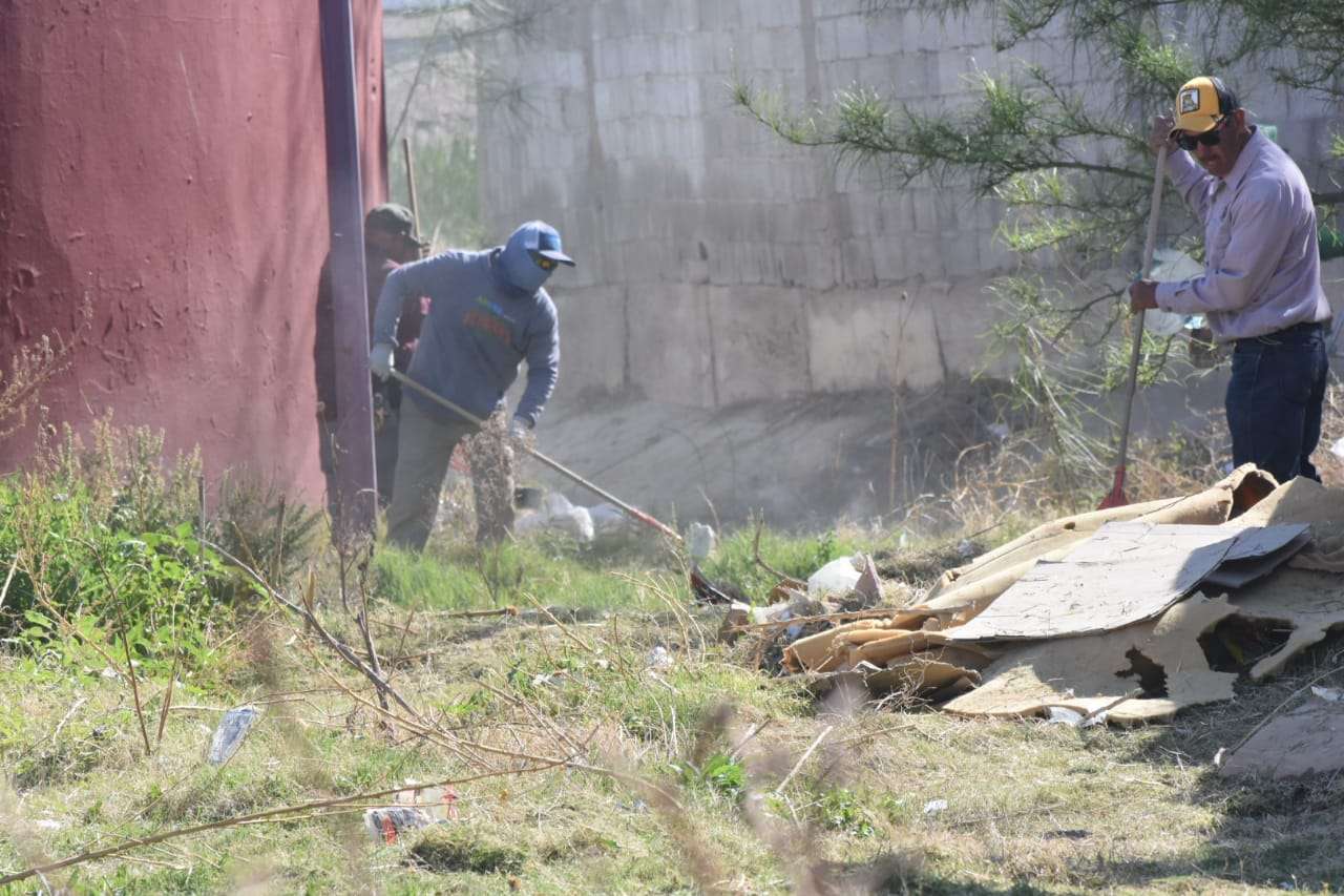 Limpia Servicios Públicos parque de la colonia Plutarco Elías Calles