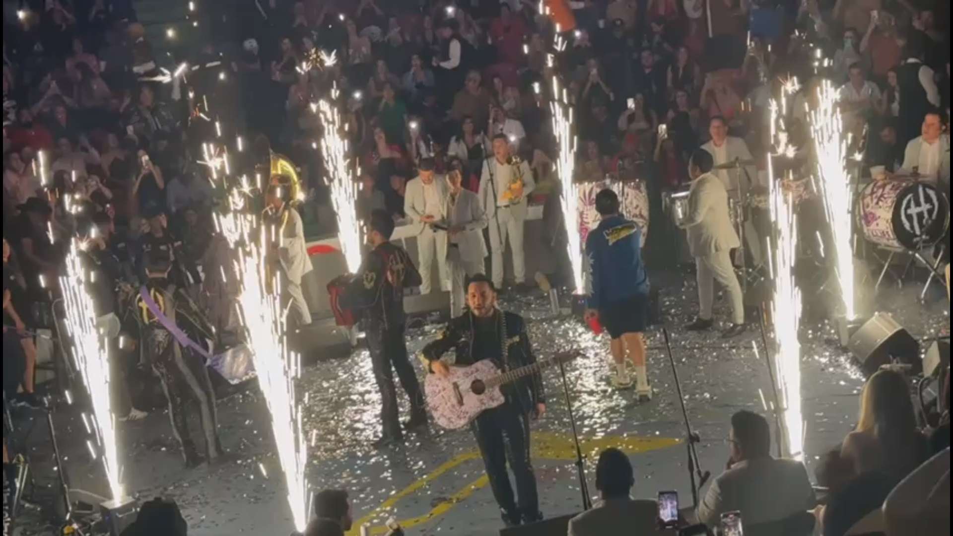 Paga multota el palenque por narcocorridos y riña en concierto de Junior H