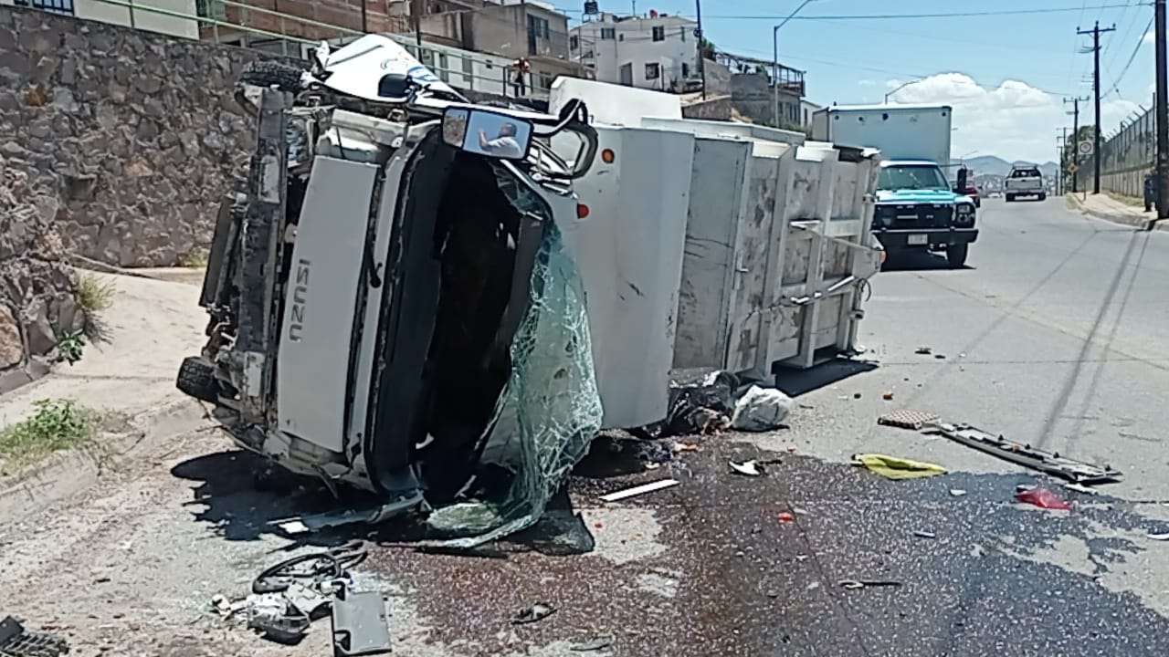 Vuelca y cae camión de basura de un desnivel en la colonia Cazadores ...