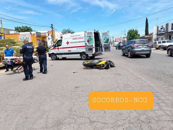 Atiende Cruz Roja a motociclista lesionado en choque