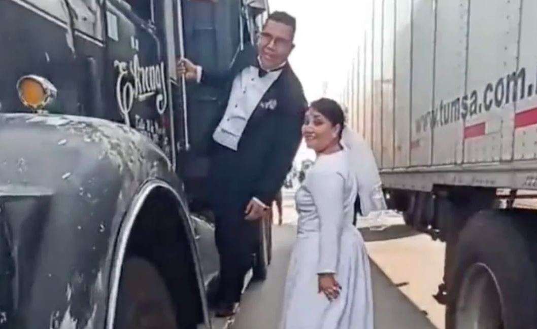 Se quedan varados recién casados en bloqueo de carretero en Puebla