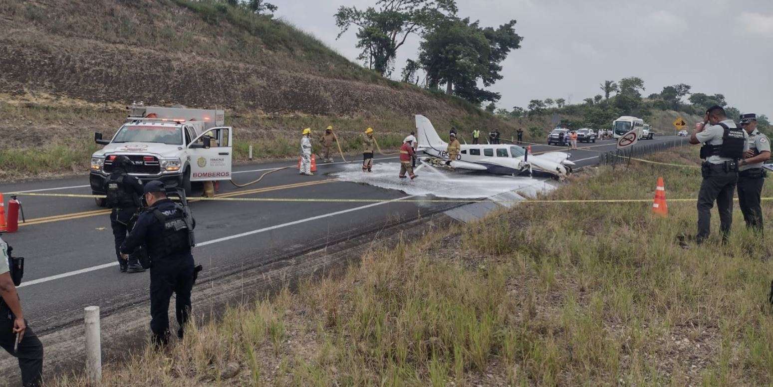 Aterriza avioneta de emergencia en la autopista Tuxpan-Veracruz