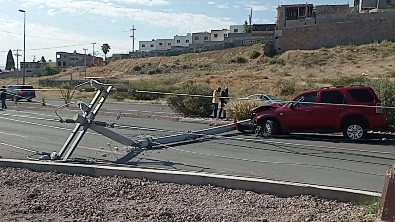 Choca y derriba poste de luz en Avenida Vía Sicilia | La Opción de ...
