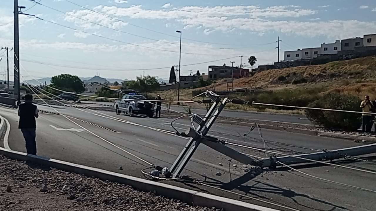 Choca y derriba poste de luz en Avenida Vía Sicilia | La Opción de ...