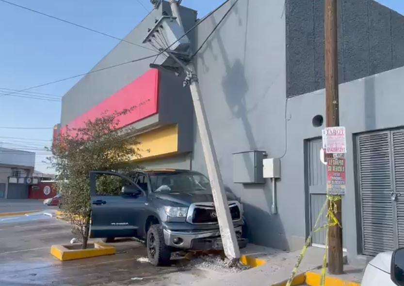 Pierde el control de su vehículo y derriba poste de luz | La Opción de ...