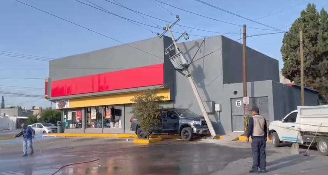 Pierde el control de su vehículo y derriba poste de luz | La Opción de ...