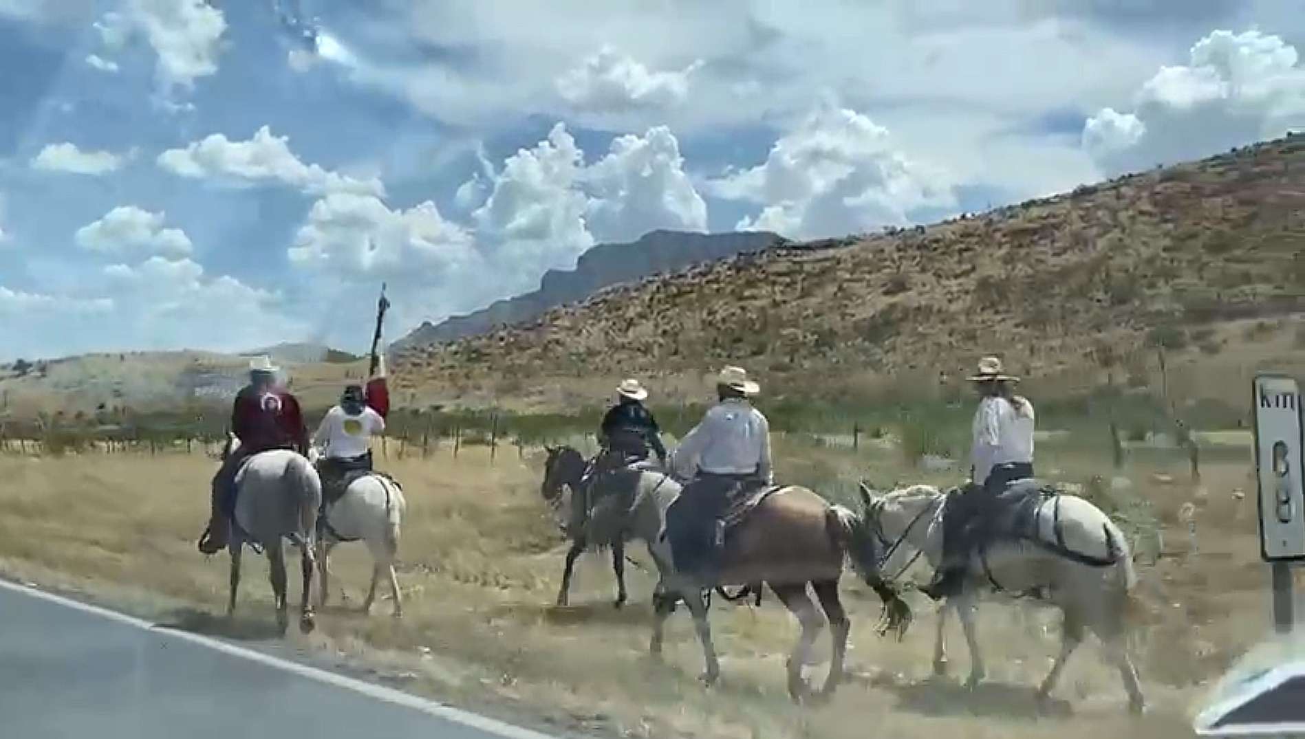 Avanza Cabalgata Villista a ciudad Chihuahua con pocos jinetes 