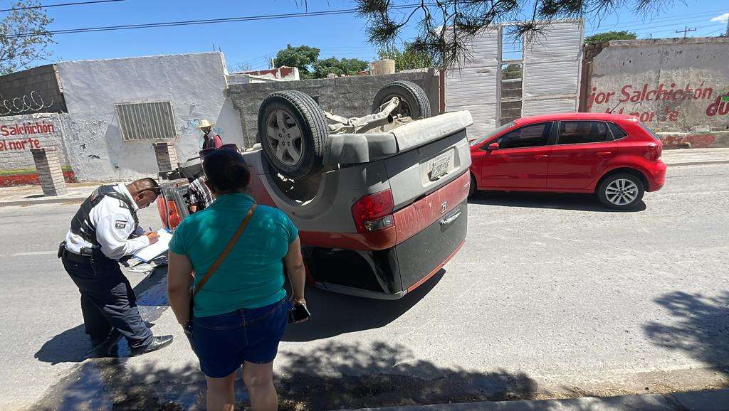 Pierde control de la camioneta y termina volcado | La Opción de Chihuahua