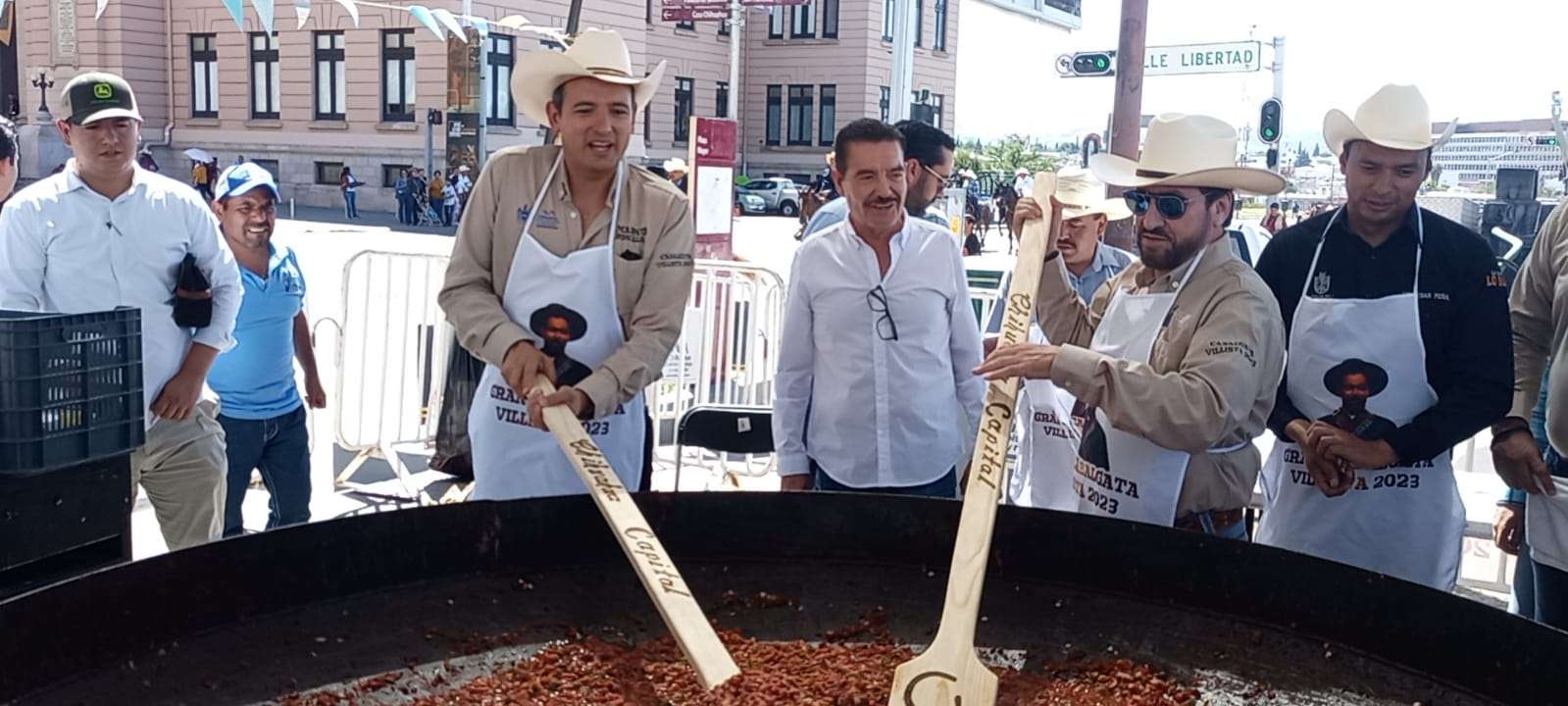 Reparte tacos en Plaza de la Grandeza alcalde Marco Bonilla | La Opción ...
