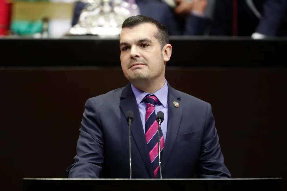 Exhibe diputado casos de corrupción en gobierno de Amlo