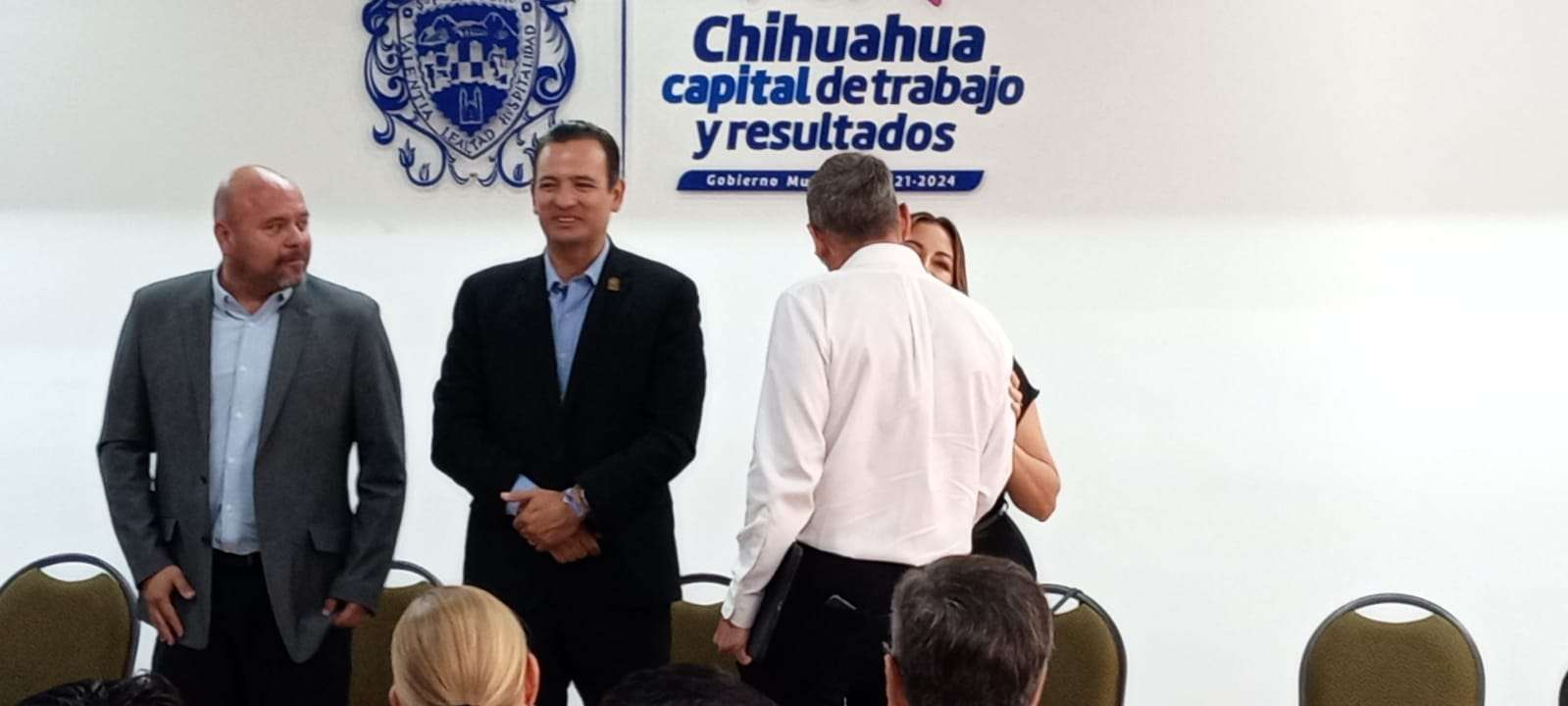 Entregan reconocimiento a Elías Madero por su trayectoria dentro del