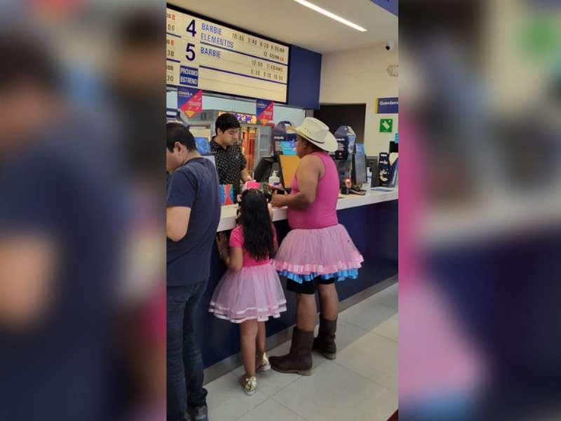 Papá Se Viste De Barbie Para Ir Al Cine Con Su Hija Y Se Hace Viral La Opción De Chihuahua 5659