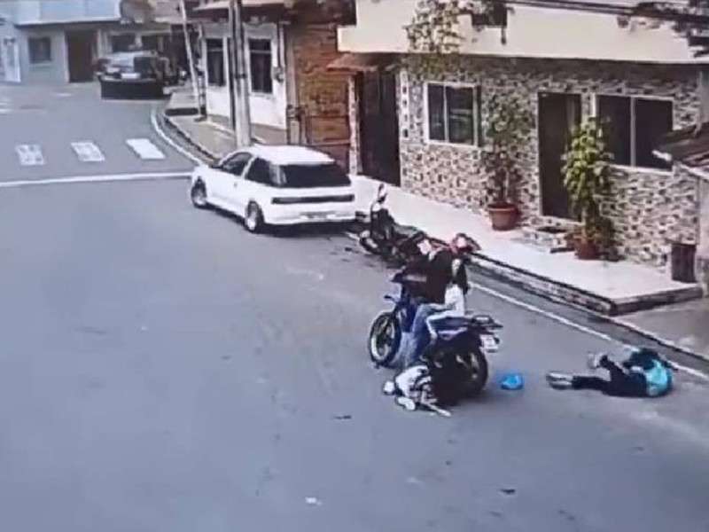 VIDEO: Pierde el brazo niña de 11 años al caer de una motocicleta