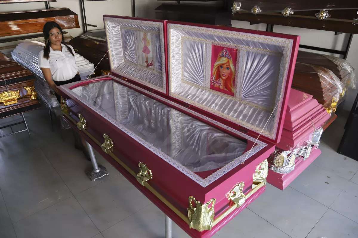 Llega hasta funeraria fiebre Barbie: lanzan ataúdes rosa brillante