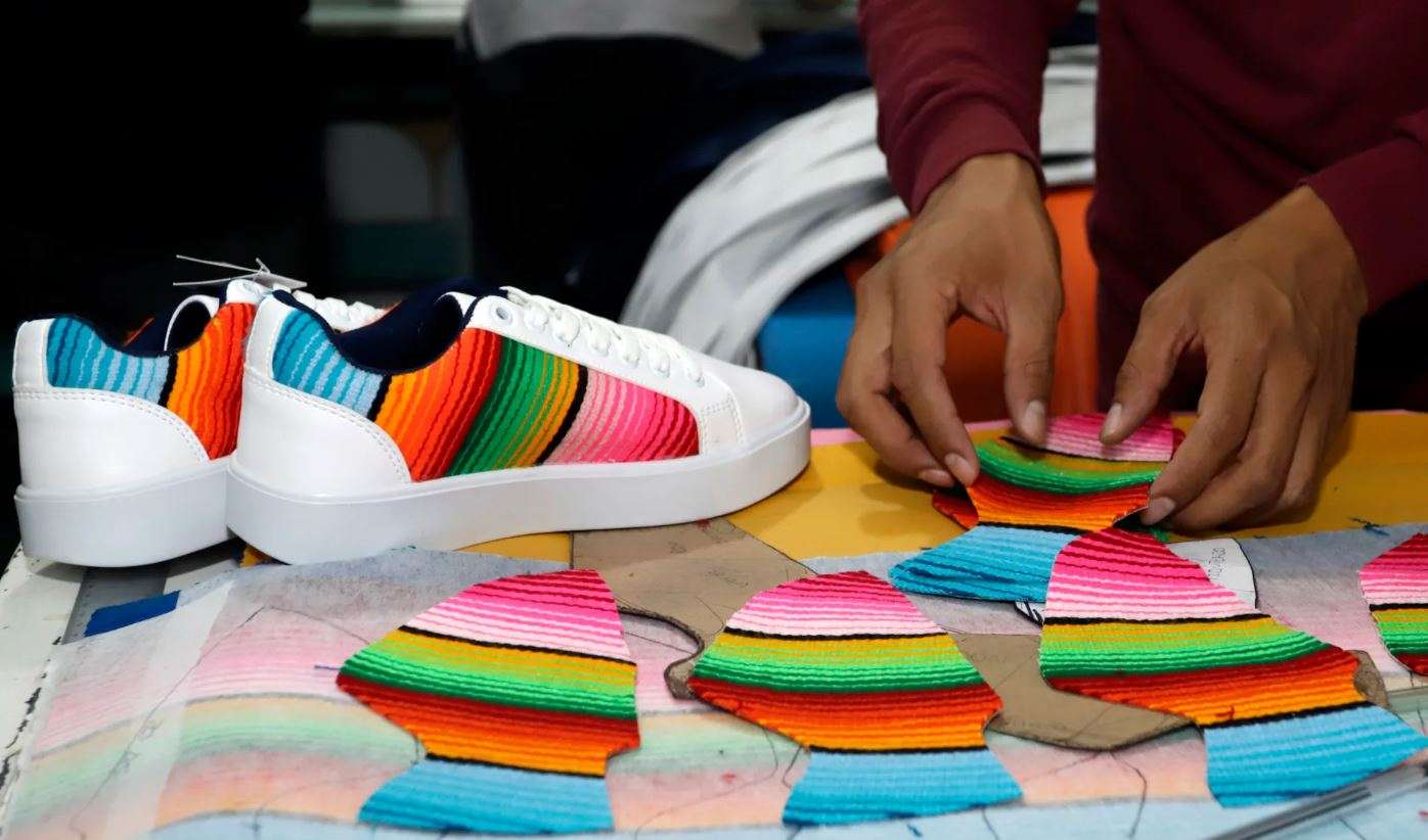 Crea calzado con diseños artesanales emblemáticos del país