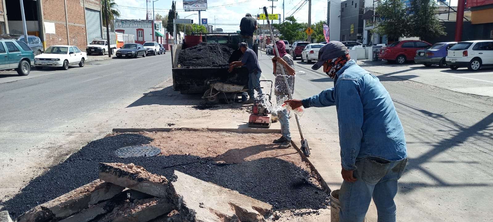 Realizan trabajos de bacheo en la avenida 20 de Noviembre | La Opción ...