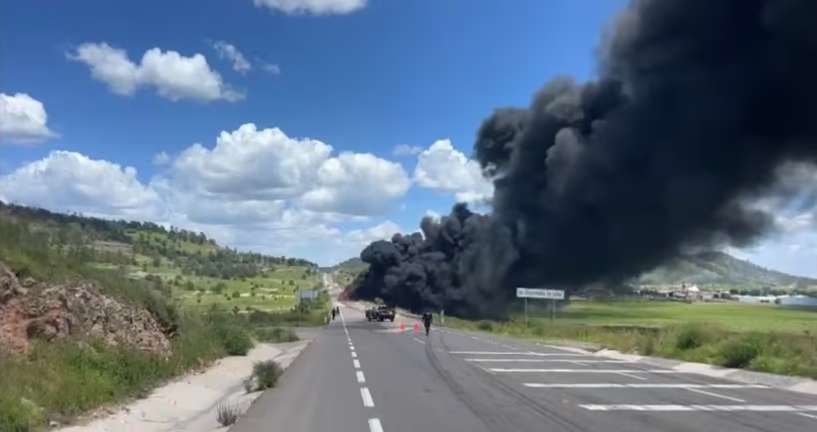 Explota pipa de combustible y cierra supercarretera Durango-Mazatlán