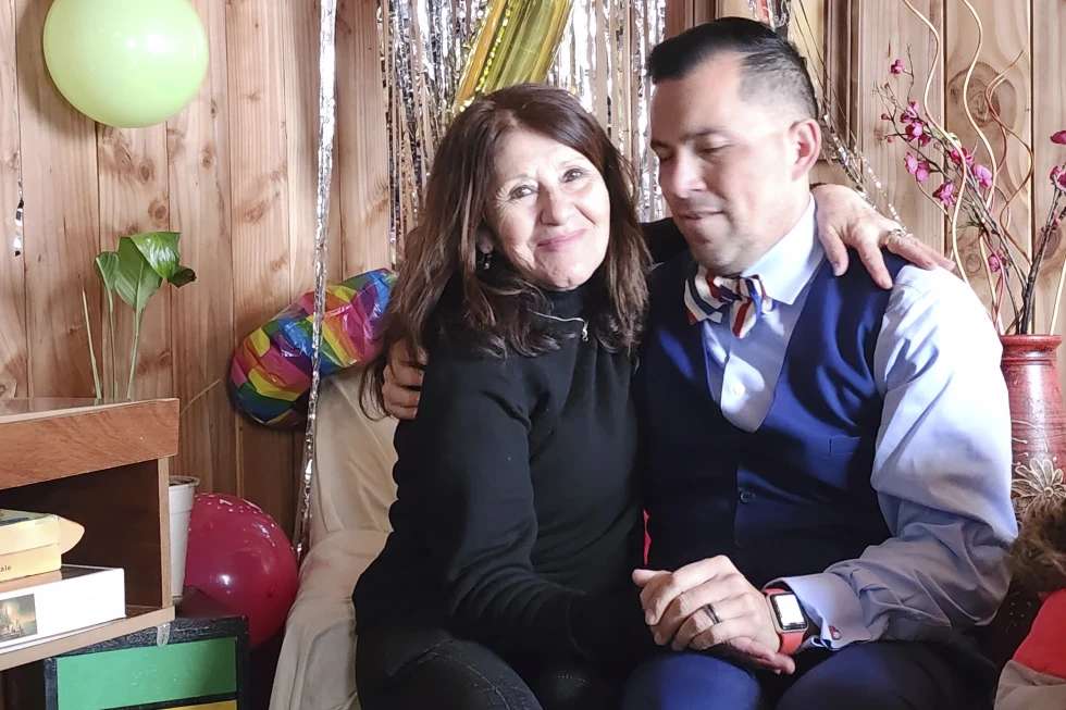 Abraza a su madre por primera vez: hijo robado al nacer hace 42 años